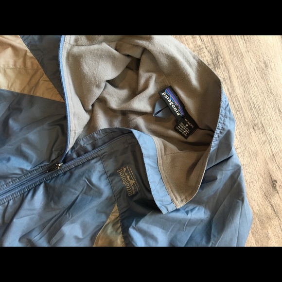 Women’s Patagonia wind breaker. - Picture 3 of 4